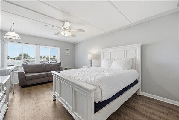 Tabla de planchar con plancha, wifi gratis, ropa de cama