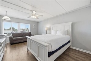 Iron/ironing board, free WiFi, bed sheets - Beacher's Lodge Studio Suite (Not Directly Oceanfront) (Saint Augustine)