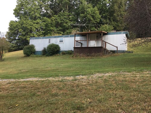 Rustic Retreat Space on Farm Setting 10 Minutes from LMU