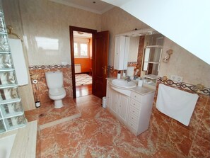 Combined shower/bathtub, hair dryer, bidet, towels