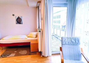 2 bedrooms, desk, WiFi, bed sheets