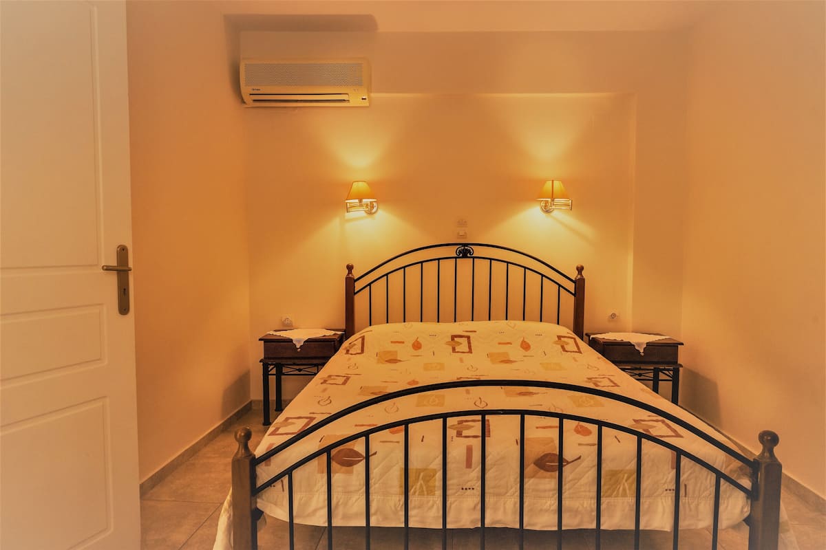 Desk, laptop workspace, free WiFi, bed sheets
