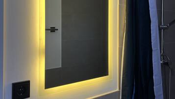 Haartrockner, Handtücher, Seife, Toilettenpapier