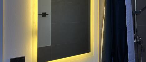 Secadora de cabello, toallas, jabón, papel de baño
