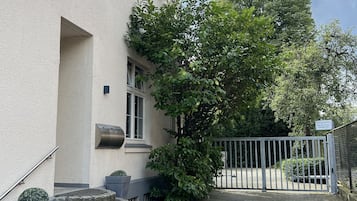 Ein Gebäude mit befestigtem Eingang, einem Metallgitter und einem Briefkasten.
