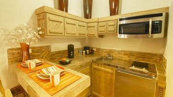 Fridge, stovetop, coffee/tea maker, cookware/dishes/utensils