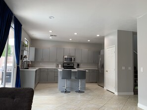 Refrigerador, microondas, horno y parrilla de estufa 