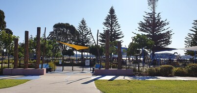 Catalina Coastal Getaway / Family friendly home