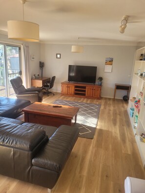 Smart-TV, Netflix, DVD-spiller og bordtennis