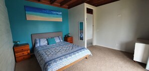 4 soverom, skrivebord, blendingsgardiner og strykejern/-brett