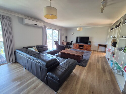 Catalina Coastal Getaway / Family friendly home