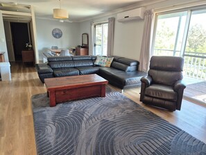 Smart TV, Netflix, DVD player, table tennis