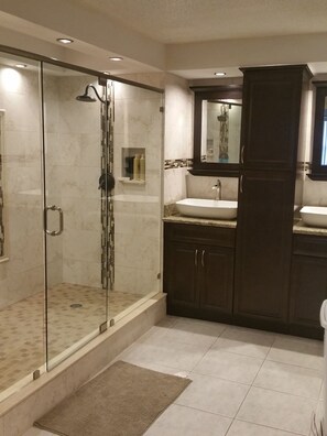 Duschwanne, Haartrockner, Handtücher, Seife