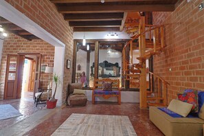 43-inch flat-screen TV with satellite channels, TV - Hotel El Zaguán Histórico (San Cristóbal de las Casas)