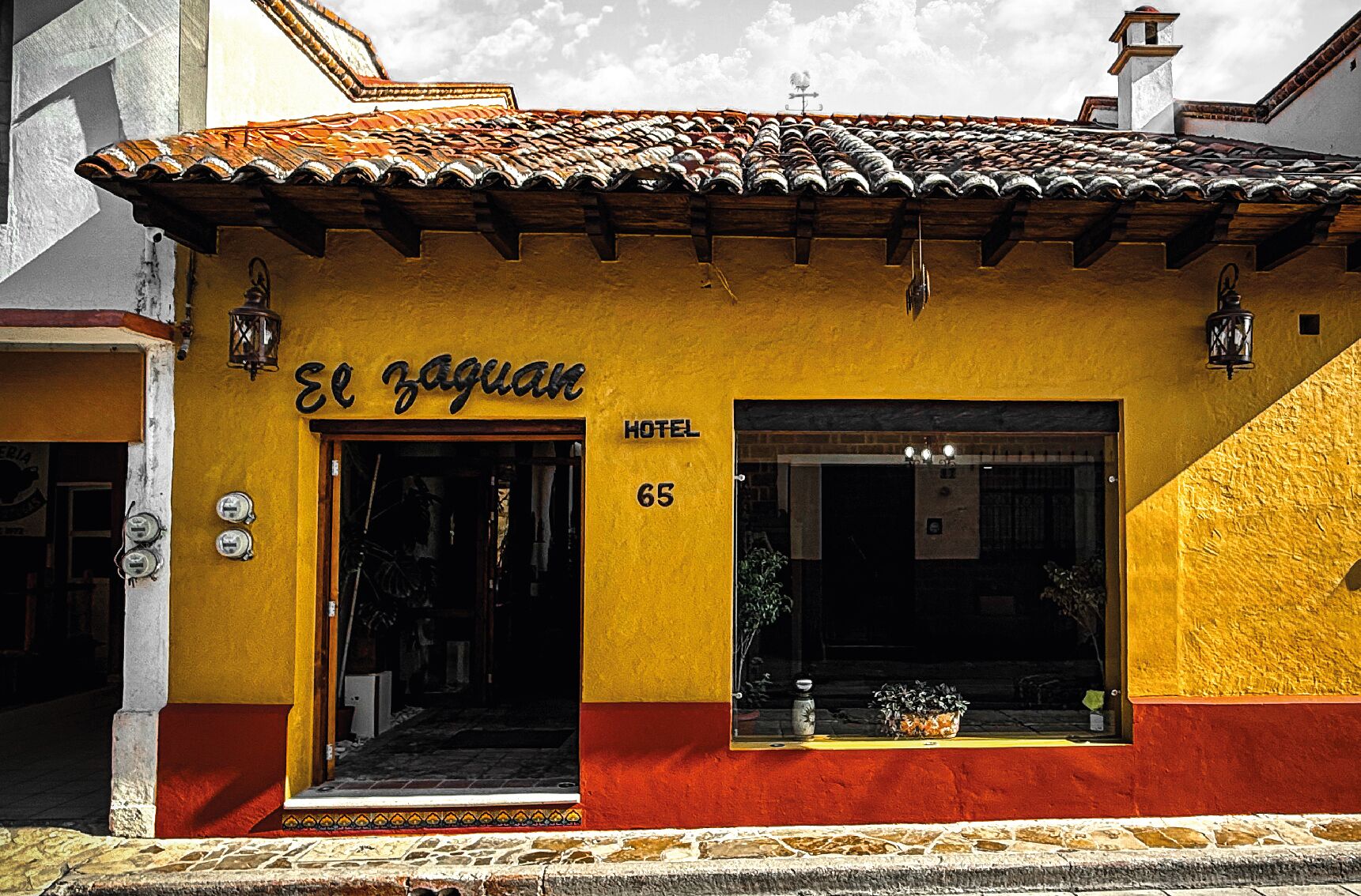 Vista frontal de la propiedad