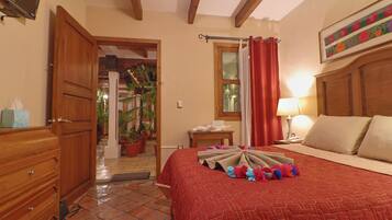 Habitación superior | Caja de seguridad en la habitación y cortinas blackout