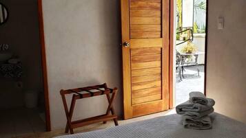 Habitación doble superior | Tabla de planchar con plancha y ropa de cama