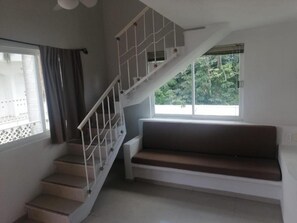 Departamento familiar, 1 habitación, vista al jardín | Área de sala de estar | Smart TV de 32 pulgadas con canales digitales 