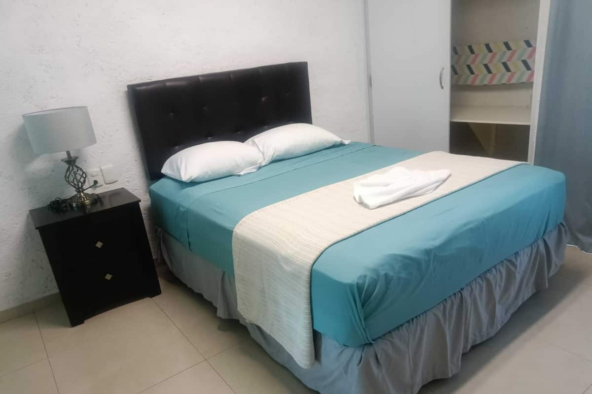 Suite Keluarga, 1 Tempat Tidur Queen dengan tempat tidur Sofa, Bebas Asap Rokok, kamar mandi pribadi | 1 kamar tidur, Wi-Fi gratis, dan seprai linen