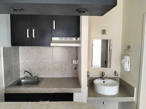 Standard Room, 1 Double Bed, Ensuite, Garden View | Private kitchen - Hotel Dos Mundos, Isla Cozumel (Cozumel)