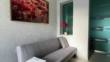 Suite familiar, 1 cama Queen size y sofá cama, para no fumadores, baño privado | Área de sala de estar | Smart TV de 32 pulgadas con canales digitales