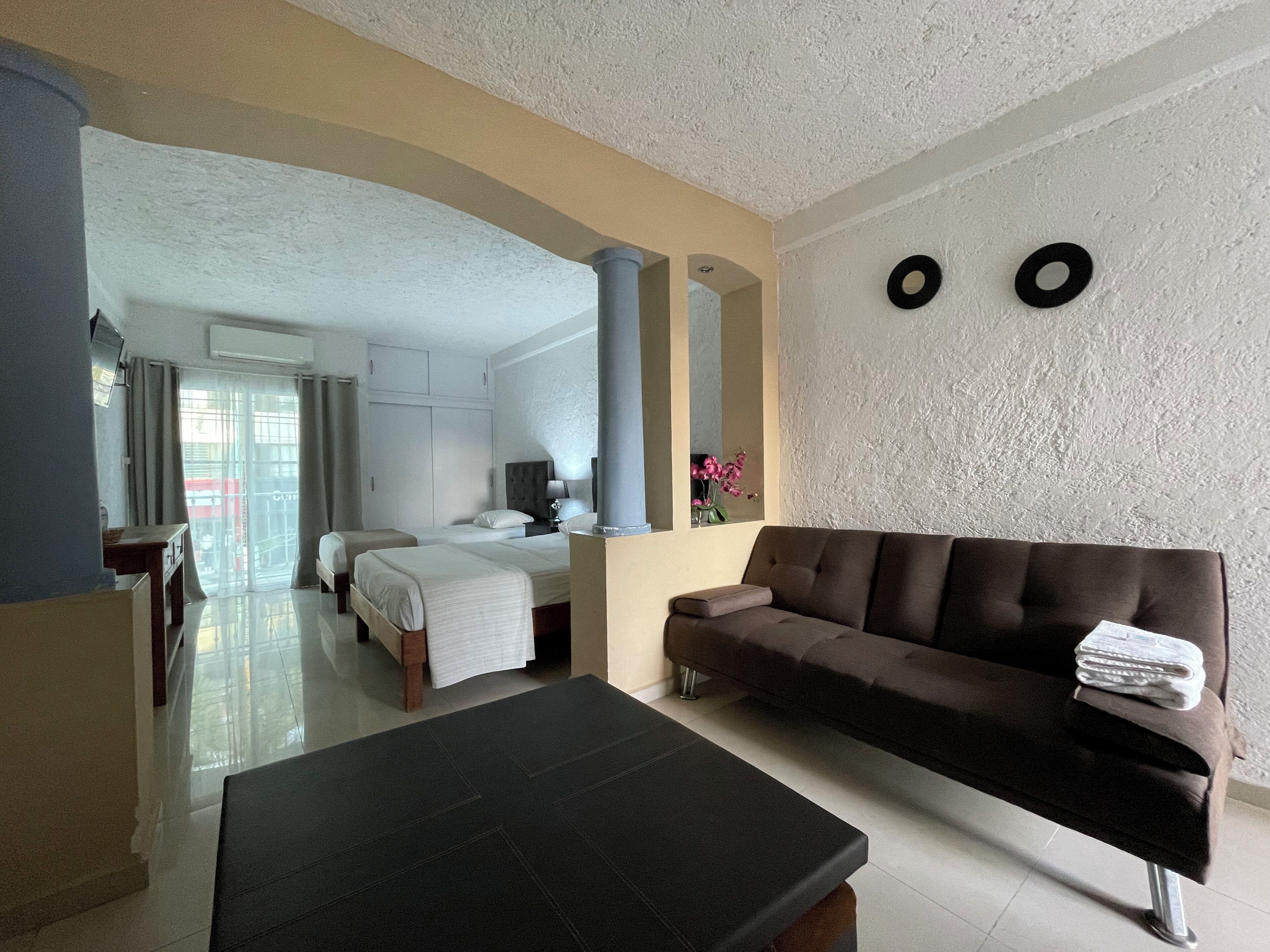 Standard-Suite, Mehrere Betten, Nichtraucher, Balkon | Wohnbereich