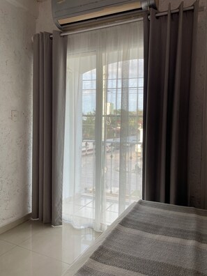 Standaard suite, Meerdere bedden, niet-roken, balkon | Uitzicht vanuit de kamer