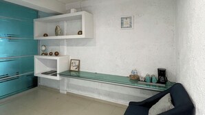 家庭套房, 1 張加大雙人床和 1 張沙發床, 非吸煙房, 私人浴室 | 起居區 | 32-吋智慧型電視，提供數位頻道