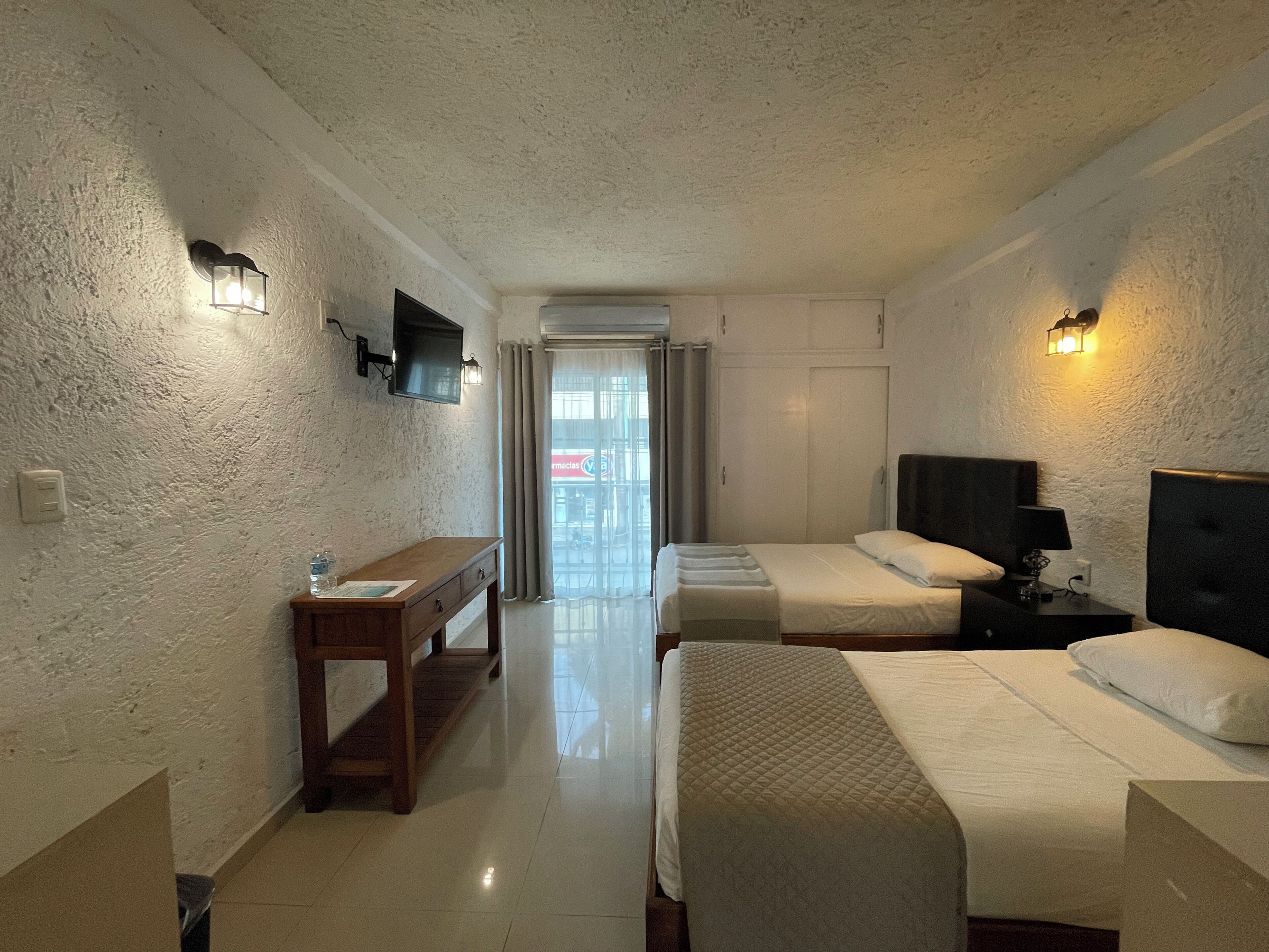 Suite estándar, varias camas, para no fumadores, balcón | Wifi gratis 