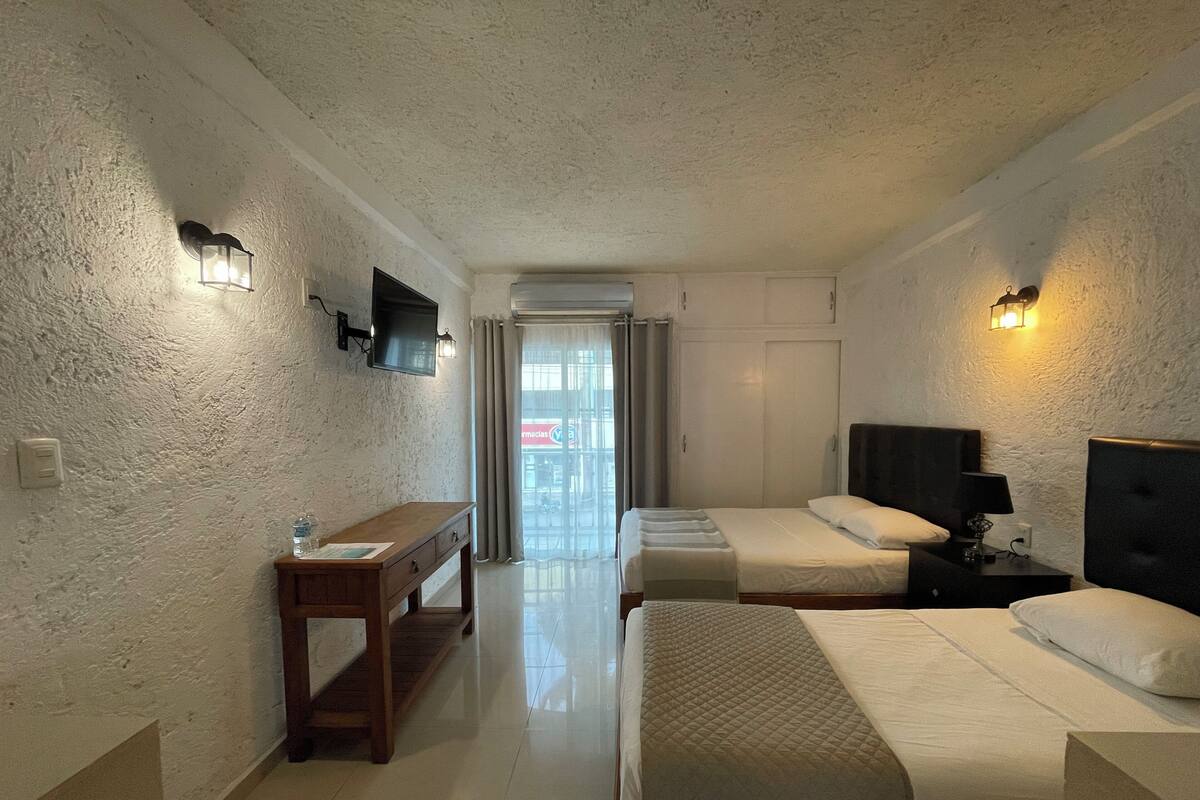 Suite estándar, varias camas, no fumadores, balcón | Wifi gratis
