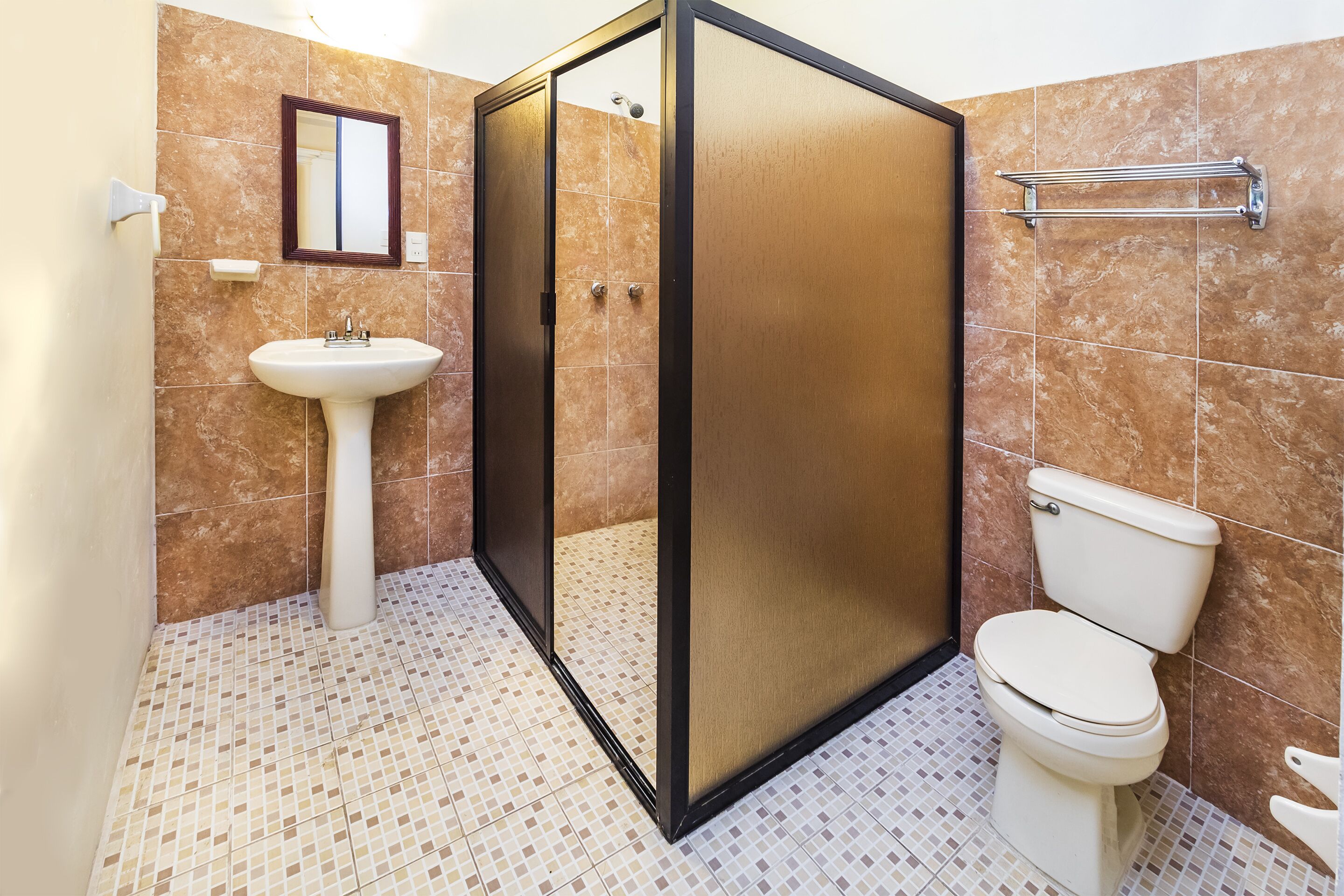 deluxe double room | bathroom | shower, towels, soap, shampoo