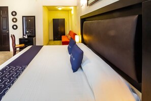 Escritorio, wifi gratis y ropa de cama 
