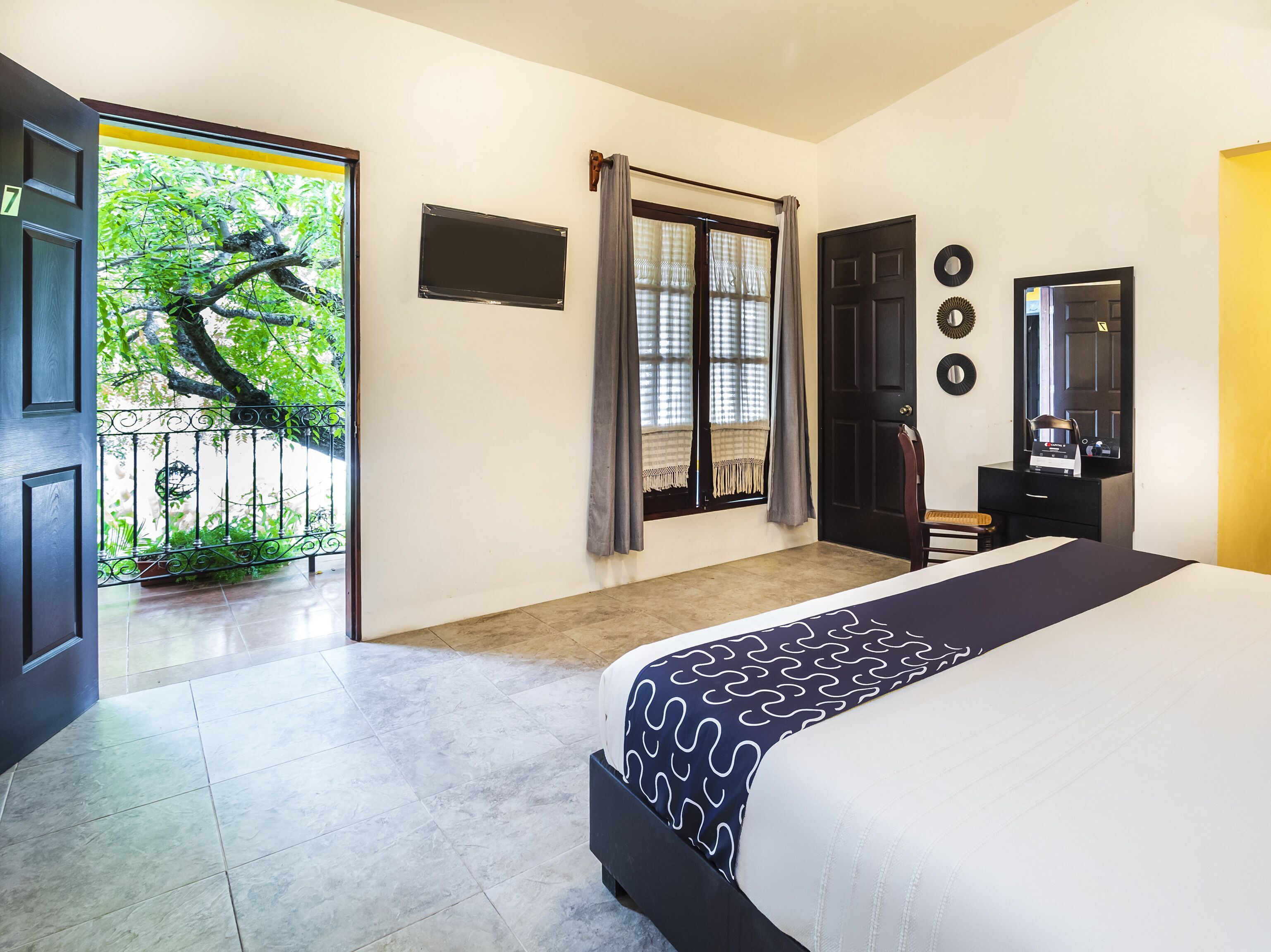 Escritorio, wifi gratis y ropa de cama 