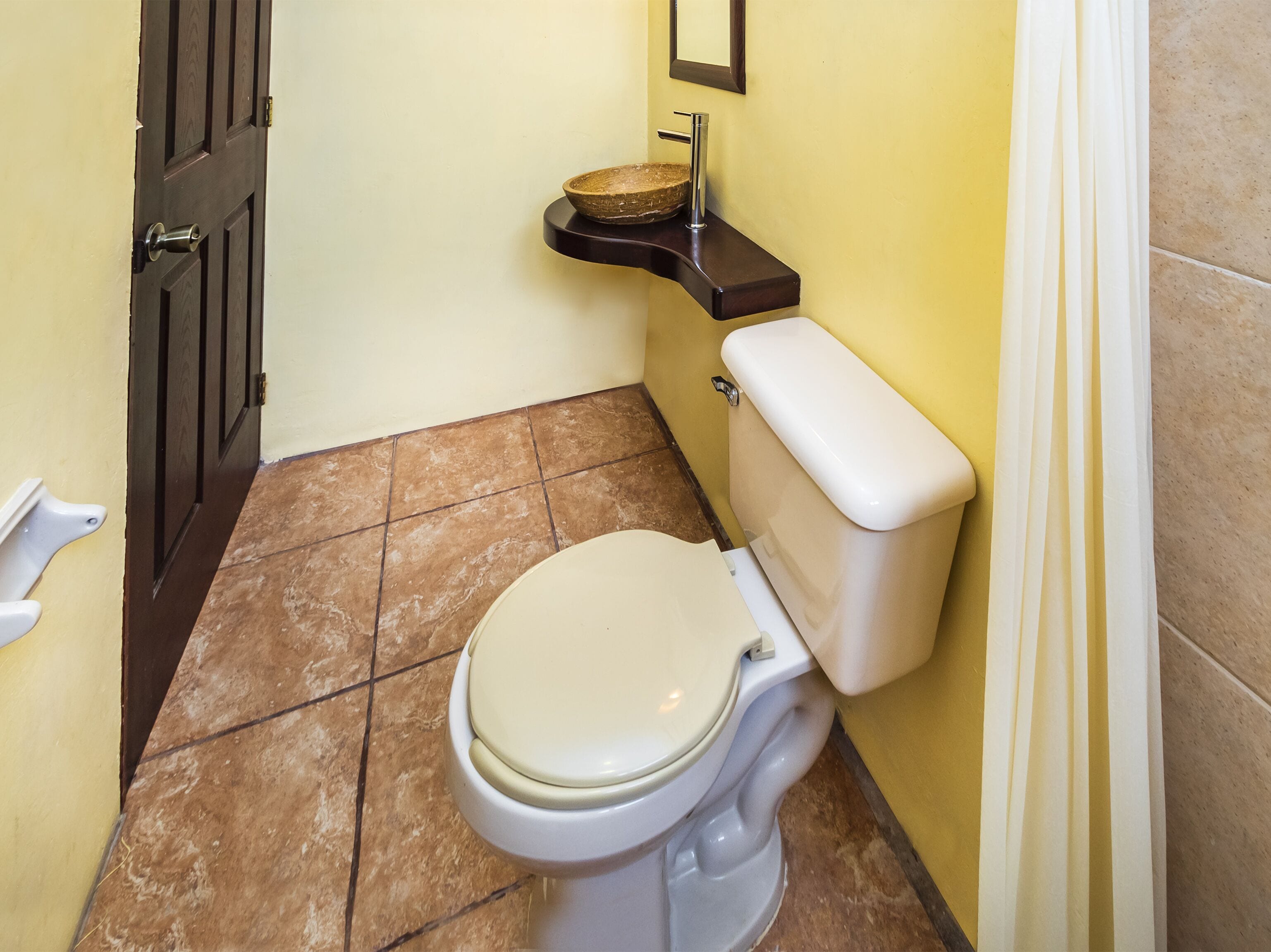 standard double room (2 double/full bed) | bathroom | shower, towels, soap, shampoo