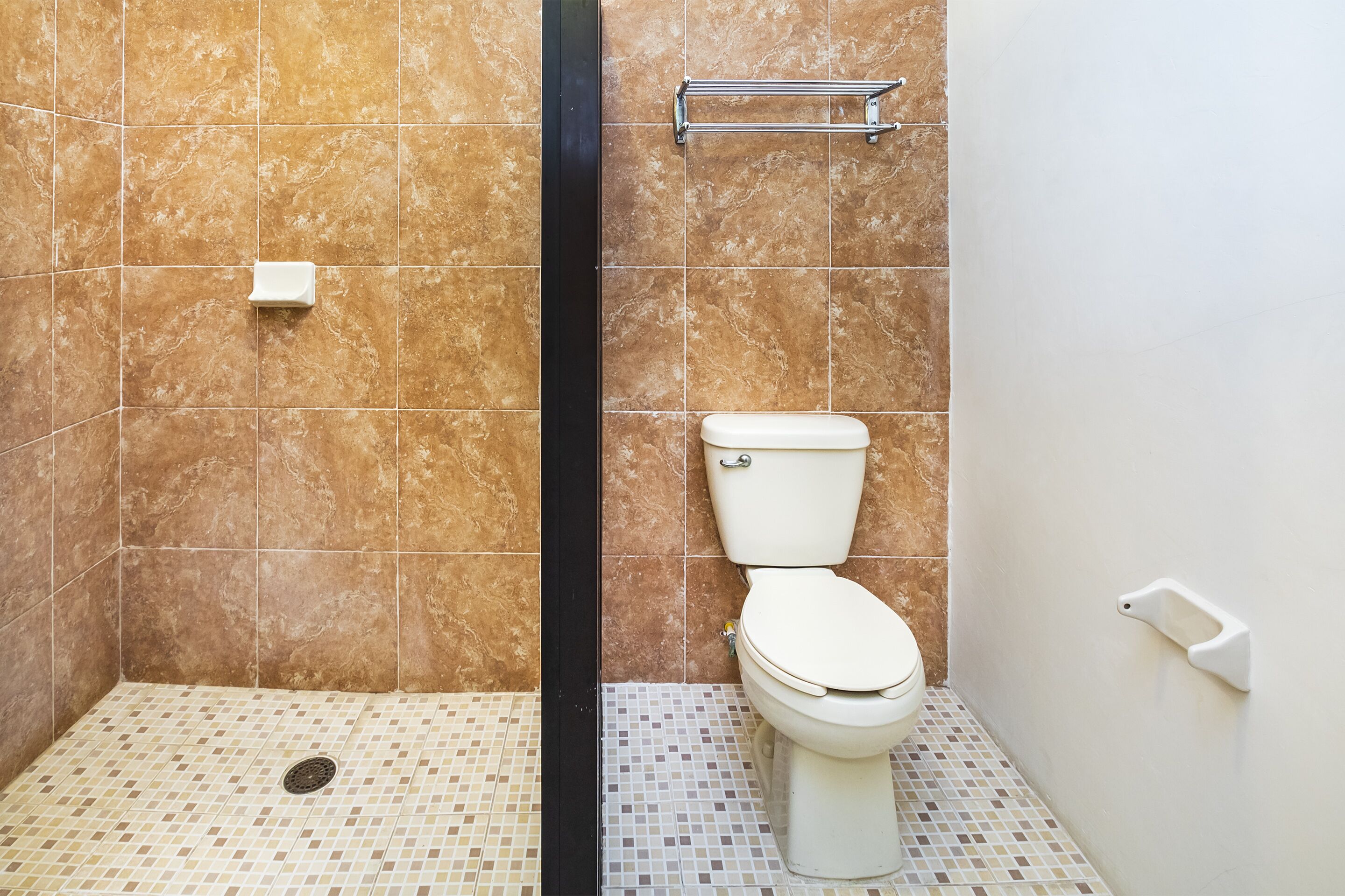 deluxe double room | bathroom | shower, towels, soap, shampoo