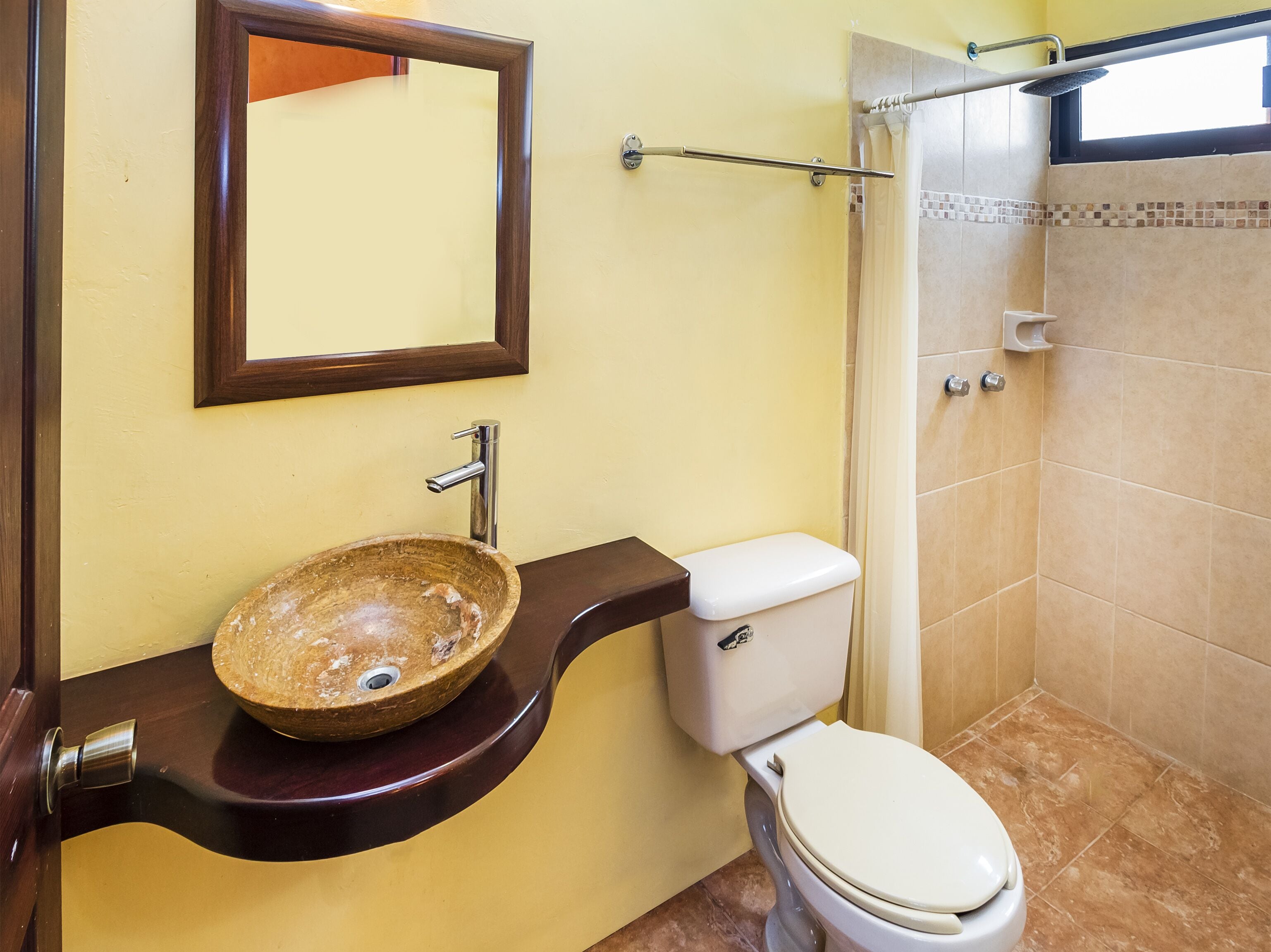 standard double room (2 double/full bed) | bathroom | shower, towels, soap, shampoo