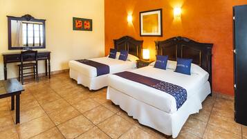 Chambre Double Standard (2 Double/Full Bed) | Bureau, Wi-Fi gratuit, draps fournis