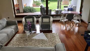 Fernseher, Kamin, Tischfußball, Bücher