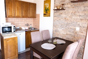 Appartement, 1 chambre | Restauration dans la chambre