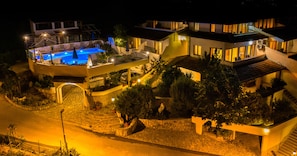 Fassade der Unterkunft – Abend/Nacht