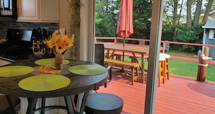 Cozy 2 Bedroom Cottage Close to Bay Beach