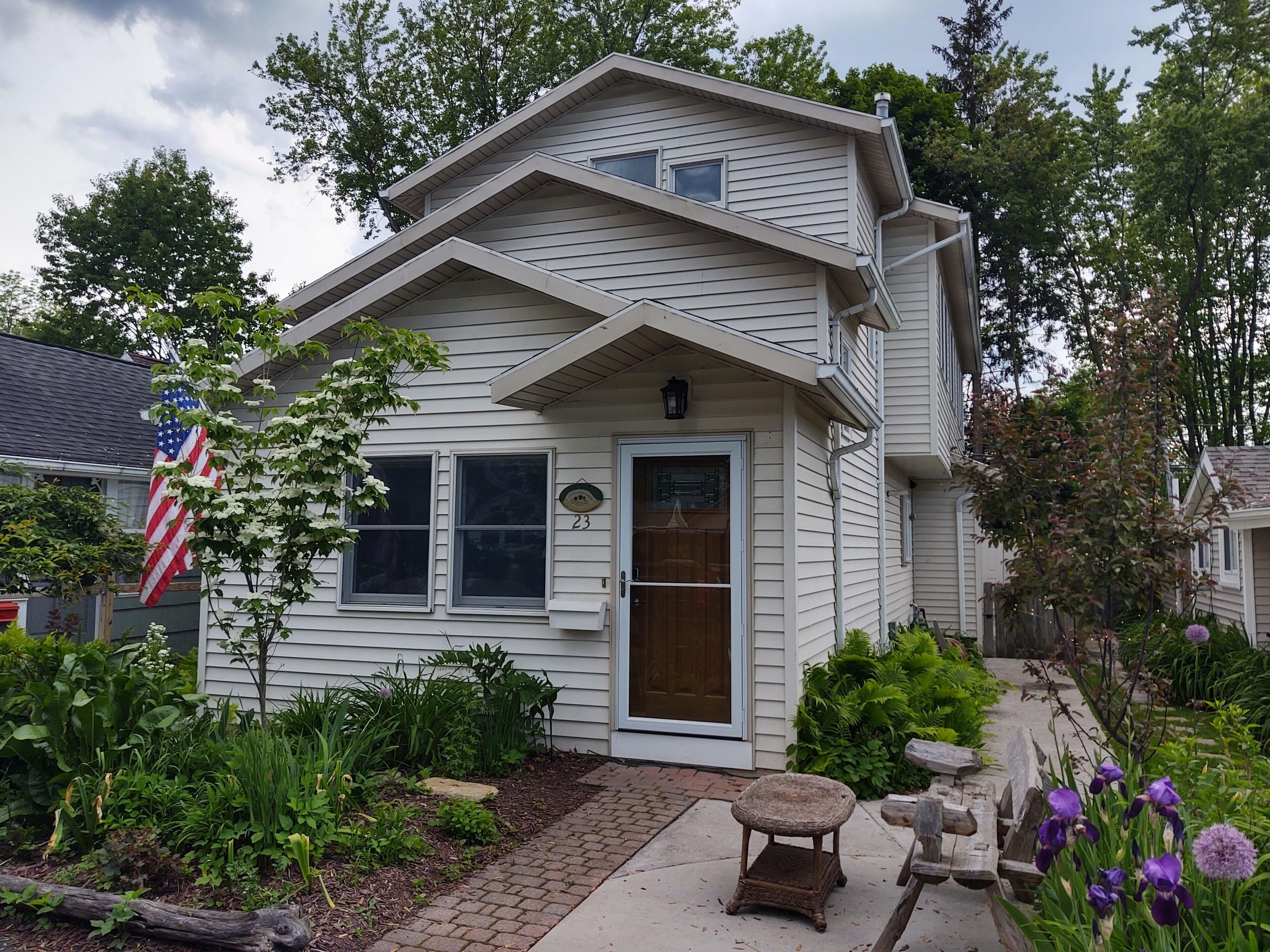 Cozy Newly Renovated Lake House \\ Short Walk To Quiet Beach On Lake Ontario