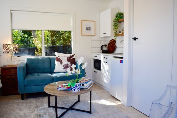 Smart TV - Beach, Cafes, Golf, Sun & Privacy at Paraparaumu Beachside Studio w sea view (Paraparaumu)