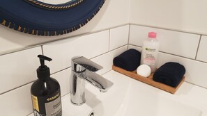 Shower, hair dryer, towels, soap - Beach, Cafes, Golf, Sun & Privacy at Paraparaumu Beachside Studio w sea view (Paraparaumu)