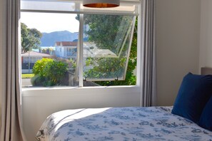 Desk, iron/ironing board, free WiFi, bed sheets - Beach, Cafes, Golf, Sun & Privacy at Paraparaumu Beachside Studio w sea view (Paraparaumu)