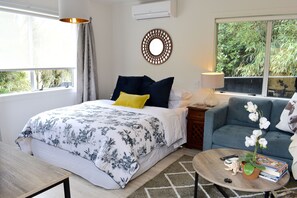 Escritorio, tabla de planchar con plancha, wifi gratis y ropa de cama 