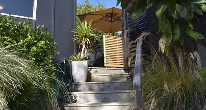 Beach, Cafes, Golf, Sun & Privacy at Paraparaumu Beachside Studio w sea view