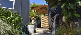 Beach, Cafes, Golf, Sun & Privacy at Paraparaumu Beachside Studio w sea view