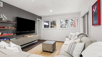 Smart TV, chimenea y videojuegos