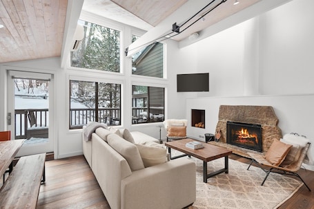 Smart TV, fireplace, video games. Aspen Core Luxe Getaway with Gondola Views